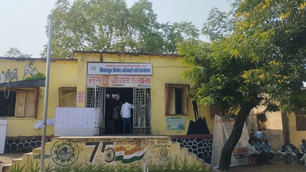 अर्ज बाद झाल्याने उमेदवाराचा संताप; प्रशासनावर मनमानीचा आरोप अर्ज बाद झाल्याने उमेदवाराचा संताप; प्रशासनावर मनमानीचा आरोप