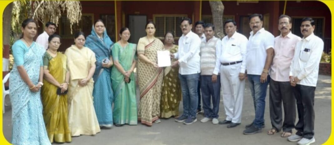 प्रज्ञा दुसाने प्रकरणात सुवर्णकार समाज संतप्त; महाराष्ट्र सुवर्णकार सेना जळगाव पदाधिकाऱ्यांची आमदार चित्राताई वाघ यांच्याकडे निवेदन सादर प्रज्ञा दुसाने प्रकरणात सुवर्णकार समाज संतप्त; महाराष्ट्र सुवर्णकार सेना जळगाव पदाधिकाऱ्यांची आमदार चित्राताई वाघ यांच्याकडे निवेदन सादर