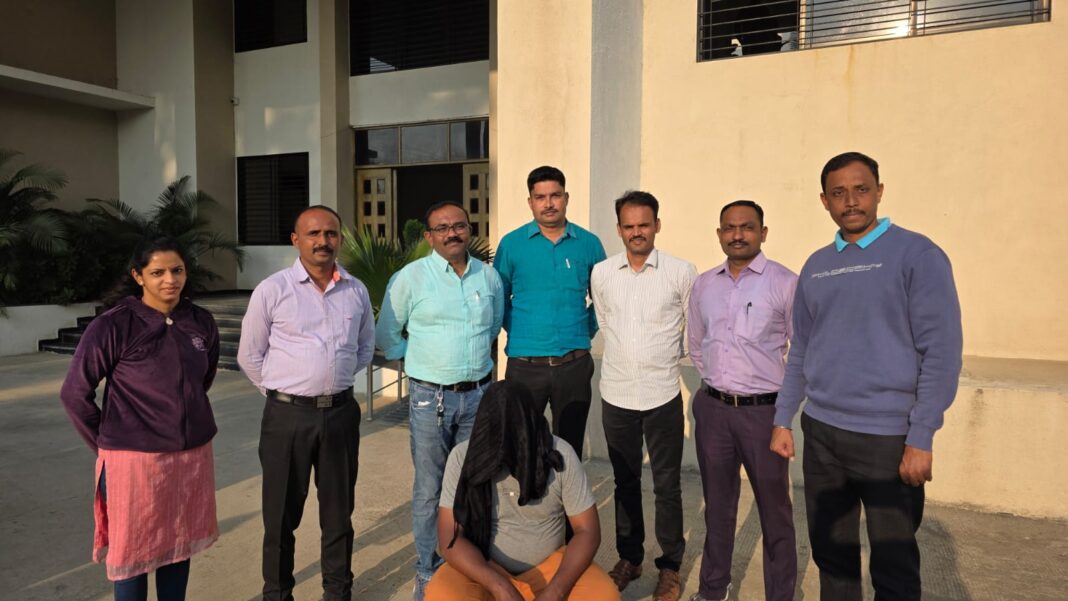 दहा वर्षांपासून फरार असलेला खूनाचा आरोपी जेरबंद; स्थानिक गुन्हे शाखेची मोठी कामगिरी दहा वर्षांपासून फरार असलेला खूनाचा आरोपी जेरबंद; स्थानिक गुन्हे शाखेची मोठी कामगिरी