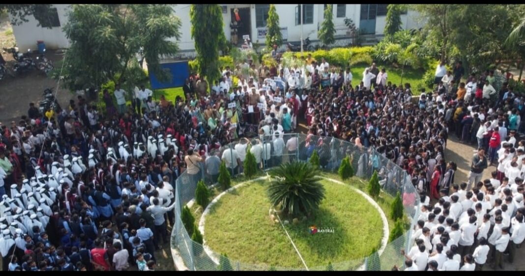 कासोद्यात यज्ञासाठी जनसागर उमळला कासोद्यात यज्ञासाठी जनसागर उमळला