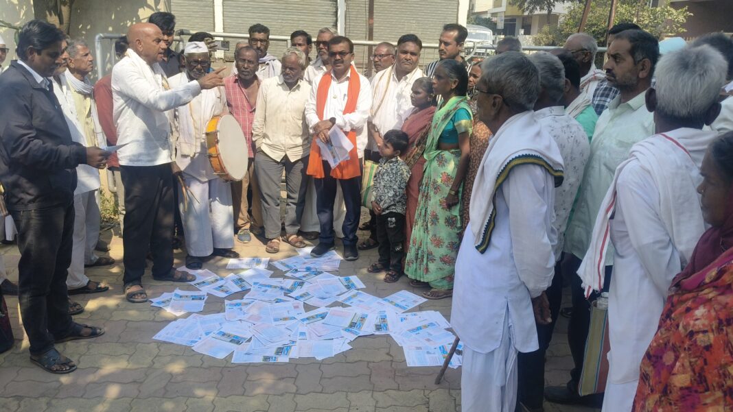 विवरा येथील विज ग्राहकांना स्मार्ट मीटरचे अव्वा चे सव्वा बिल आल्याने डफडे वाजून ते बिल म.रा.वि वि कंपनी कार्यालयात शिवसेना (उबाठा) ने भिरकावून केला निषेध विवरा येथील विज ग्राहकांना स्मार्ट मीटरचे अव्वा चे सव्वा बिल आल्याने डफडे वाजून ते बिल म.रा.वि वि कंपनी कार्यालयात शिवसेना (उबाठा) ने भिरकावून केला निषेध