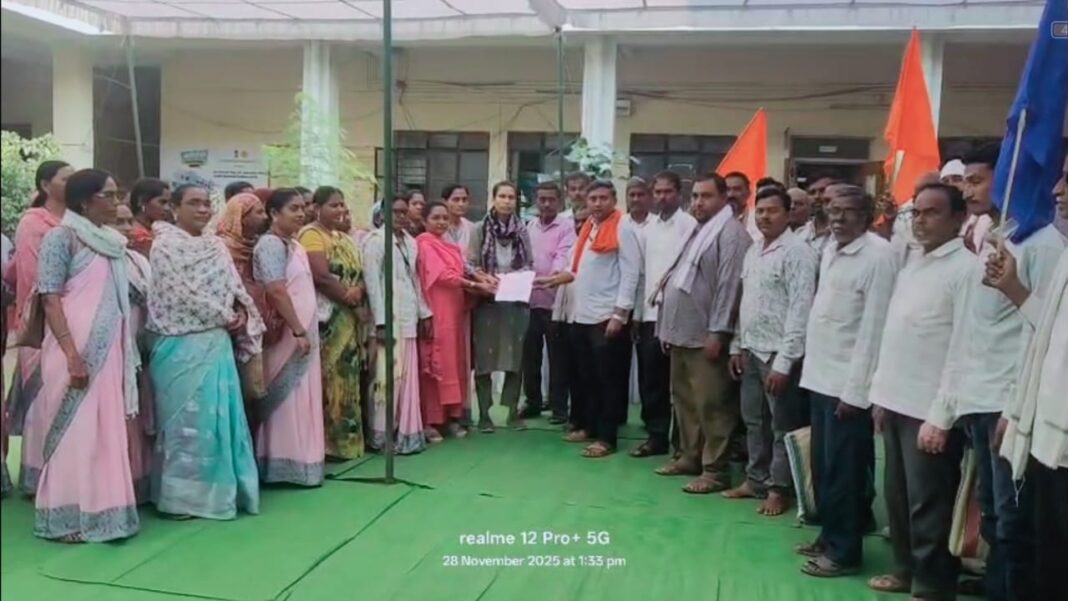 मलकापूर तालुक्यामधील आशा वर्कर, अंगणवाडी सेवीका, अंगणवाडी मदतनीस व ग्रामपंचायत कर्मचारी यांना हक्काचे मानधन रु.२३,०००/- तत्काळ द्या…. img 20251128 wa0019