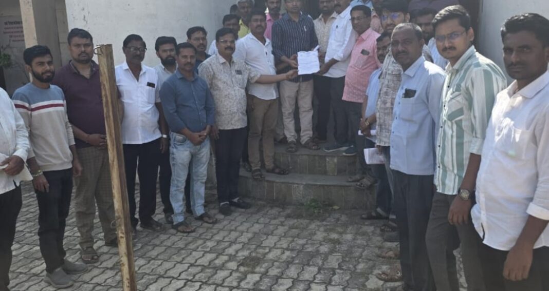 डोंगराळे (ता. मालेगाव, जि. नाशिक) येथे तीन वर्षीय बालिकेवरील अत्याचार-हत्या प्रकरणाविरोधात परंडा सराफ सुवर्णकार असोसिएशनचा मुख्यमंत्री फडणवीस यांना निवेदनाद्वारे निषेध screenshot 2025 11 22 15 36 49 16 7352322957d4404136654ef4adb64504