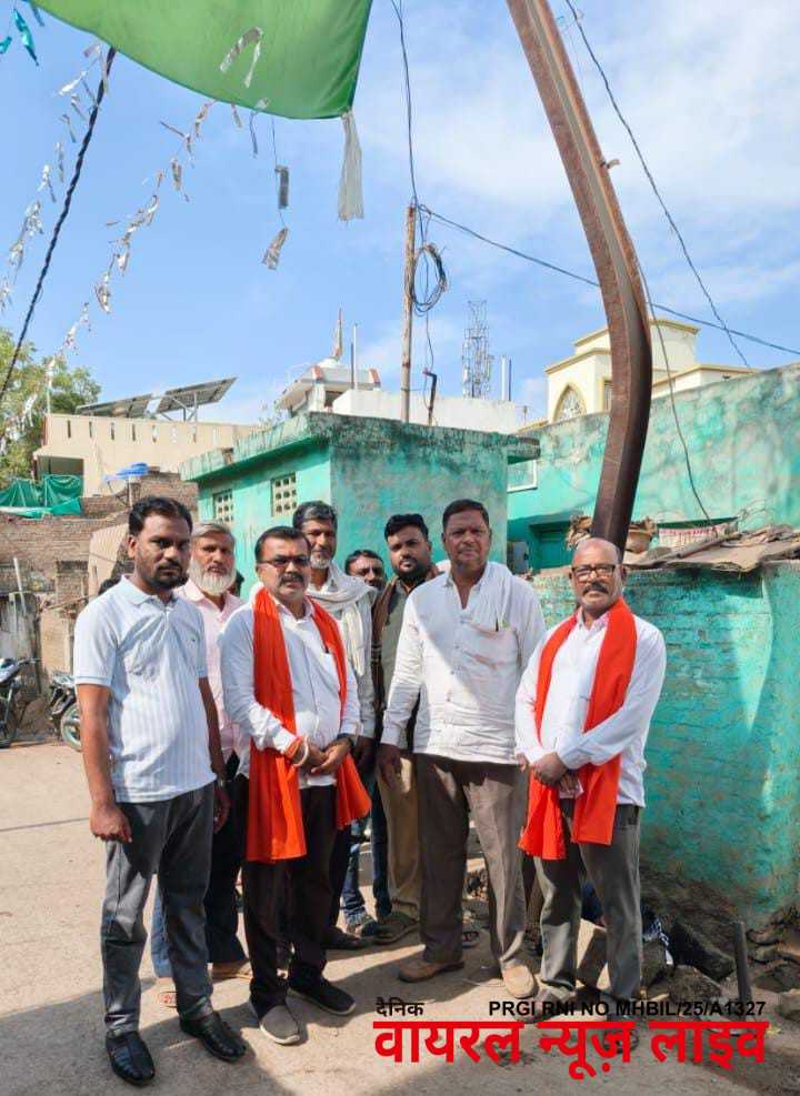 अज्ञात वाहनाने धडक दिल्याने पारपेठ भागात विद्युत पोलवर शार्टसर्किट 1 1001045629