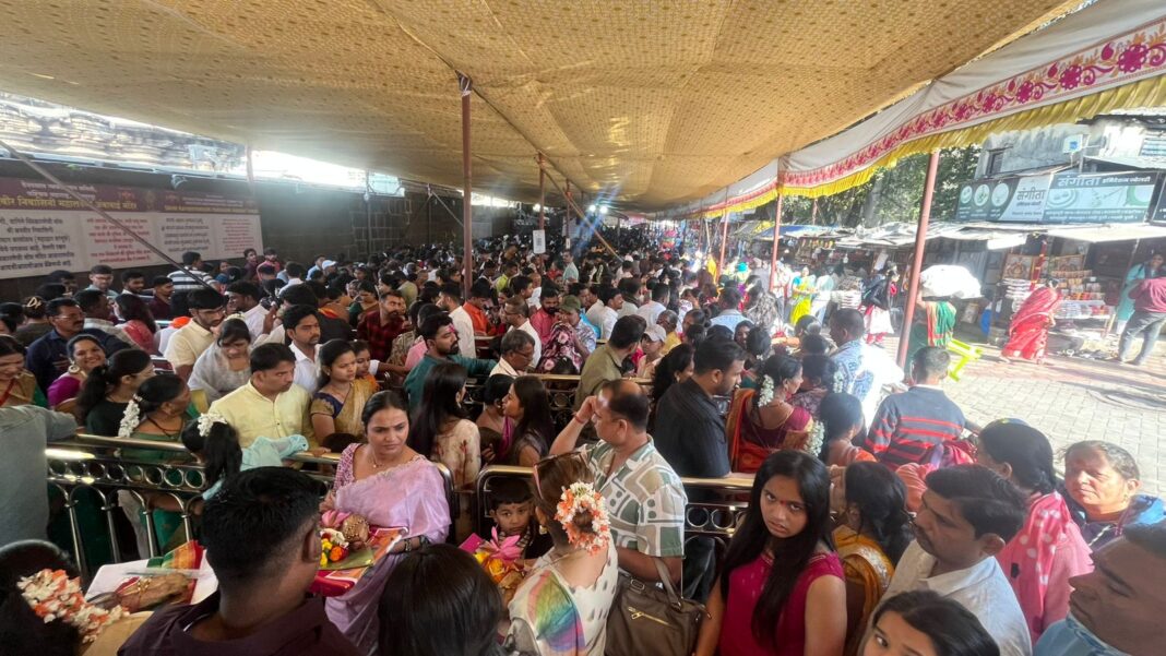 अंबाबाई दर्शनासाठी भाविक पर्यटकांसह, सहली वाढल्या अंबाबाई दर्शनासाठी भाविक पर्यटकांसह, सहली वाढल्या