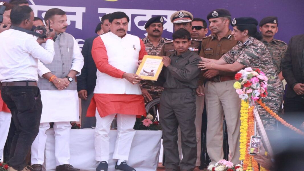 MP News: CM मोहन यादव के सामने 10 खूंखार नक्सलियों ने क्यों किया सरेंडर, जानिए पूरी कहानी, 4 महिलाएं भी शामिल | Naxalites 10 dreaded surrender before CM Mohan Yadav in Balaghat, MP – 4 women included MP News: CM मोहन यादव के सामने 10 खूंखार नक्सलियों ने क्यों किया सरेंडर, जानिए पूरी कहानी, 4 महिलाएं भी शामिल | Naxalites 10 dreaded surrender before CM Mohan Yadav in Balaghat, MP – 4 women included