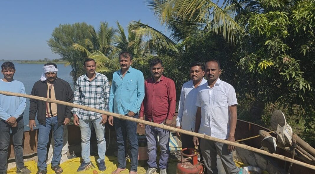 देऊळगांव राजा परिसरात अवैध रेती तस्करांवर पोलिसांची मोठी कारवाई; 88.40 लाखांचा मुद्देमाल जप्त देऊळगांव राजा परिसरात अवैध रेती तस्करांवर पोलिसांची मोठी कारवाई; 88.40 लाखांचा मुद्देमाल जप्त