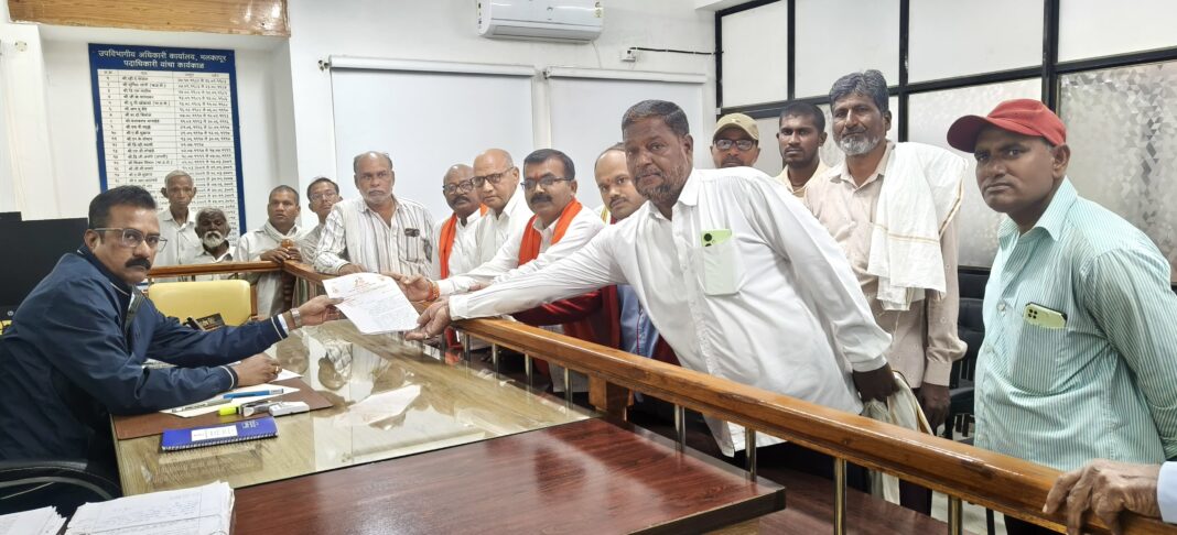 चार महिने उलटून विवरा अतिवृष्टीग्रस्तांना नुकसानभरपाई न मिळाल्याने ग्रामस्थ संतप्त; चार महिने उलटून विवरा अतिवृष्टीग्रस्तांना नुकसानभरपाई न मिळाल्याने ग्रामस्थ संतप्त;