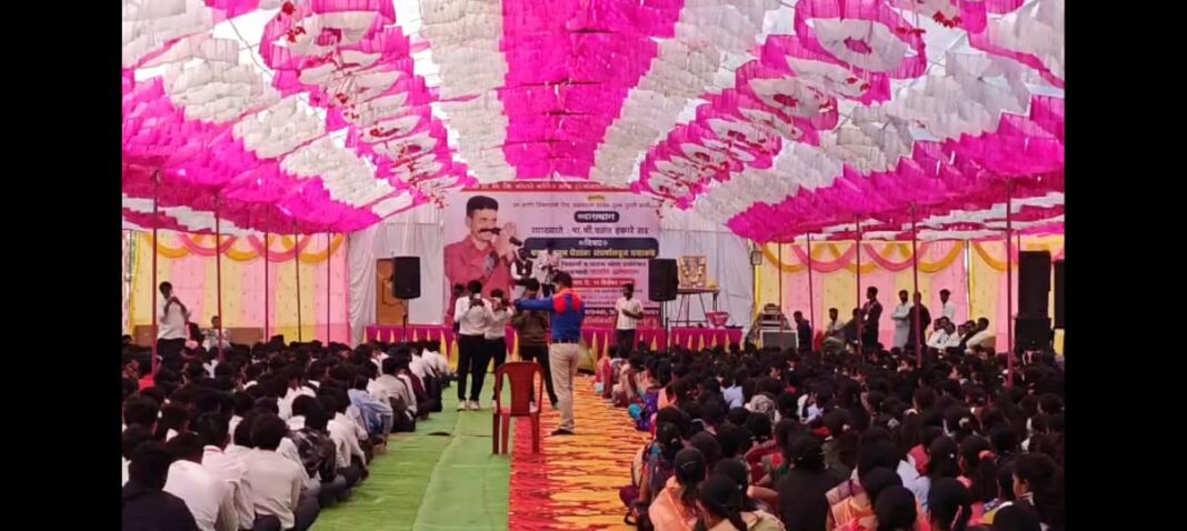 कोलते कॉलेजमध्ये डॉ. वसंत हंकारे यांच्या व्याख्यानाने भावनांचा महापूर; विद्यार्थ्यांच्या मनात नवी ऊर्जा कोलते कॉलेजमध्ये डॉ. वसंत हंकारे यांच्या व्याख्यानाने भावनांचा महापूर; विद्यार्थ्यांच्या मनात नवी ऊर्जा