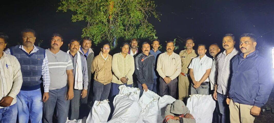 मिशन परिवर्तन अंतर्गत देऊळगाव राजा येथे गांजाची अवैध लागवड उघड; 3.85 लाखांचा मुद्देमाल जप्त, एकास अटक मिशन परिवर्तन अंतर्गत देऊळगाव राजा येथे गांजाची अवैध लागवड उघड; 3.85 लाखांचा मुद्देमाल जप्त, एकास अटक