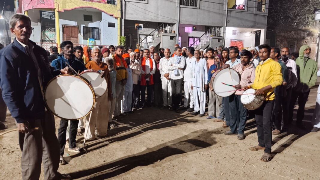 अतिवृष्टीग्रस्त विवरा गावाला अखेर दिलासा, शिवसेना (उबाठा)च्या आंदोलनानंतर मदत निधी जमा; पदाधिकाऱ्यांचा जल्लोषात सत्कार अतिवृष्टीग्रस्त विवरा गावाला अखेर दिलासा, शिवसेना (उबाठा)च्या आंदोलनानंतर मदत निधी जमा; पदाधिकाऱ्यांचा जल्लोषात सत्कार