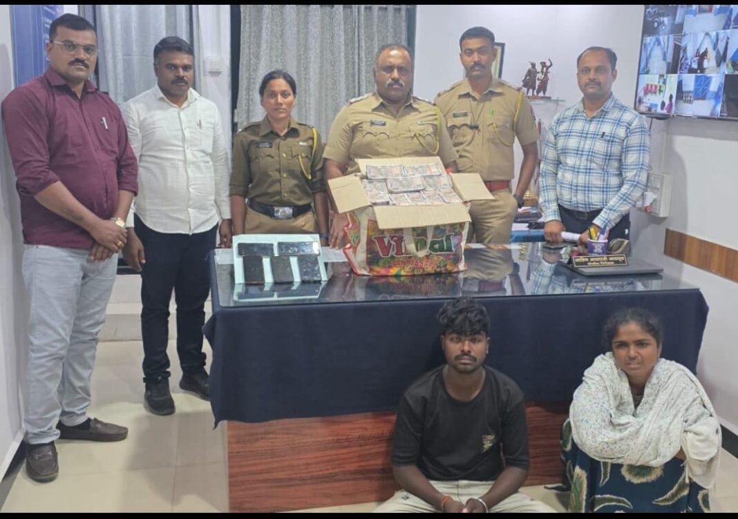 समाज माध्यमांवरुन एक लाख रुपयाचे मोबादल्यात दहा लाख रुपये देण्याचे प्रलोभन , आमिष देणा-या गुन्हेगारांना अटक करुन त्यांच्या कडून नकली नोटांचा मुद्देमाल हस्तगत समाज माध्यमांवरुन एक लाख रुपयाचे मोबादल्यात दहा लाख रुपये देण्याचे प्रलोभन , आमिष देणा-या गुन्हेगारांना अटक करुन त्यांच्या कडून नकली नोटांचा मुद्देमाल हस्तगत