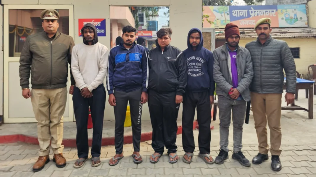 यूपी: ‘लव जिहाद’ के बेबुनियाद आरोप पर कैफ़े में तोड़फोड़ और मारपीट — पुलिस ने पाँच आरोपी गिरफ्तार, एक नाबालिग हिरासत में यूपी: ‘लव जिहाद’ के बेबुनियाद आरोप पर कैफ़े में तोड़फोड़ और मारपीट — पुलिस ने पाँच आरोपी गिरफ्तार, एक नाबालिग हिरासत में