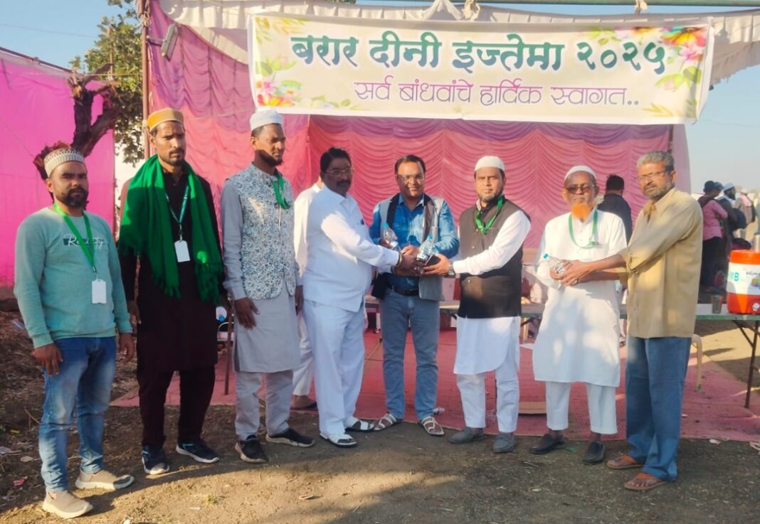 बुलढाणाच्या भव्य इजतेमात ‘शेकाप’कडून सामाजिक बांधिलकीचे दर्शन; भाविकांसाठी पिण्याच्या पाण्याचे वाटप बुलढाणाच्या भव्य इजतेमात ‘शेकाप’कडून सामाजिक बांधिलकीचे दर्शन; भाविकांसाठी पिण्याच्या पाण्याचे वाटप