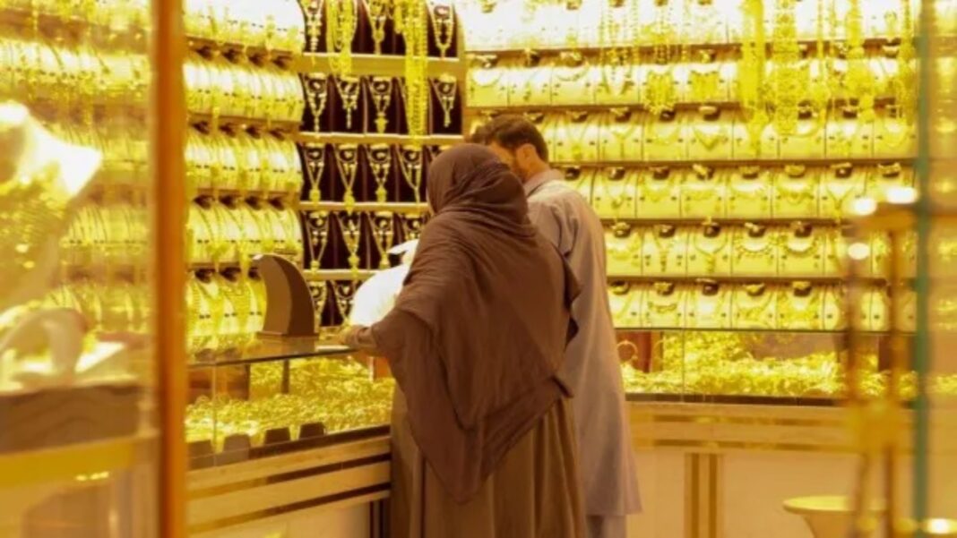 Dubai Gold Rate Today: सोमवार को दुबई में सोने का भाव घटा या बढ़ा? जानें क्या है ताजा रेट | Dubai Gold Price Today On 8 Dec Yellow Metal Rate Unchanged Check 18K 22K 24K Gold Price In Hindi Dubai Gold Rate Today: सोमवार को दुबई में सोने का भाव घटा या बढ़ा? जानें क्या है ताजा रेट | Dubai Gold Price Today On 8 Dec Yellow Metal Rate Unchanged Check 18K 22K 24K Gold Price In Hindi