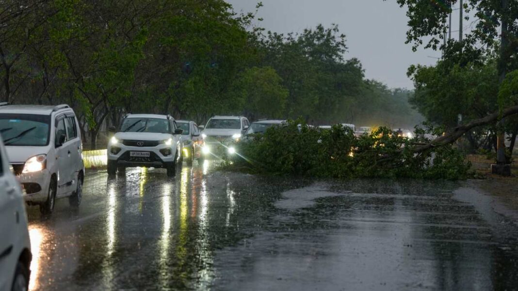 दिल्ली में बारिश का कहर : उड़ानें प्रभावित, तस्वीरों में देखें राजधानी का हाल | Heavy Rain lashes Delhi NCR, Flights rescheduled, cancelled दिल्ली में बारिश का कहर : उड़ानें प्रभावित, तस्वीरों में देखें राजधानी का हाल | Heavy Rain lashes Delhi NCR, Flights rescheduled, cancelled