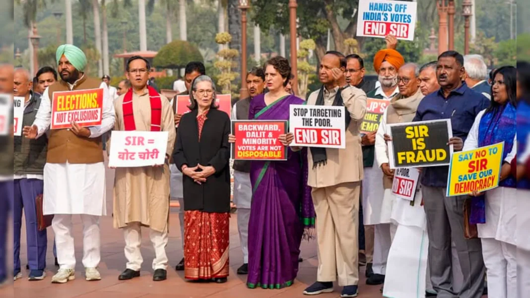 संसद परिसर में कांग्रेस का जोरदार प्रदर्शन, मतदार सूची पुनरीक्षण प्रक्रिया पर सरकार को घेरे में लिया inshot 20251202 163852274