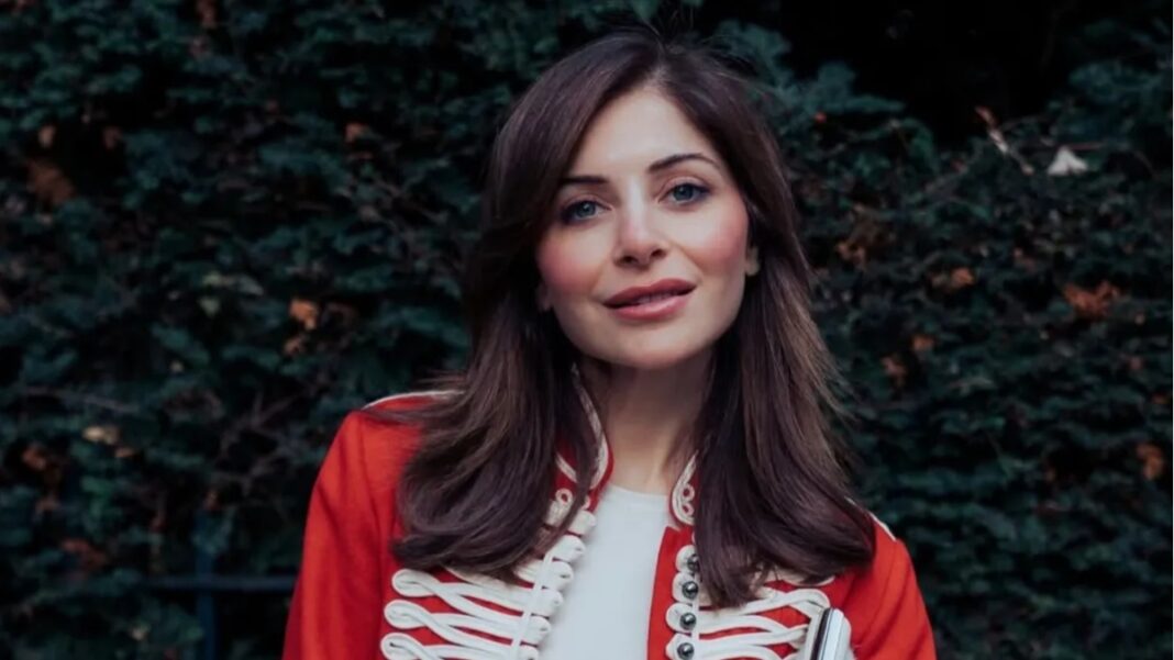 कॉन्सर्ट में भीड़ से निकलकर एक शख्स ने की कनिका कपूर के साथ गलत हरकत, वीडियो हो गया वायरल | a man tries to molest Baby Doll fame singer kanika kapoor at a Meghalaya concert.