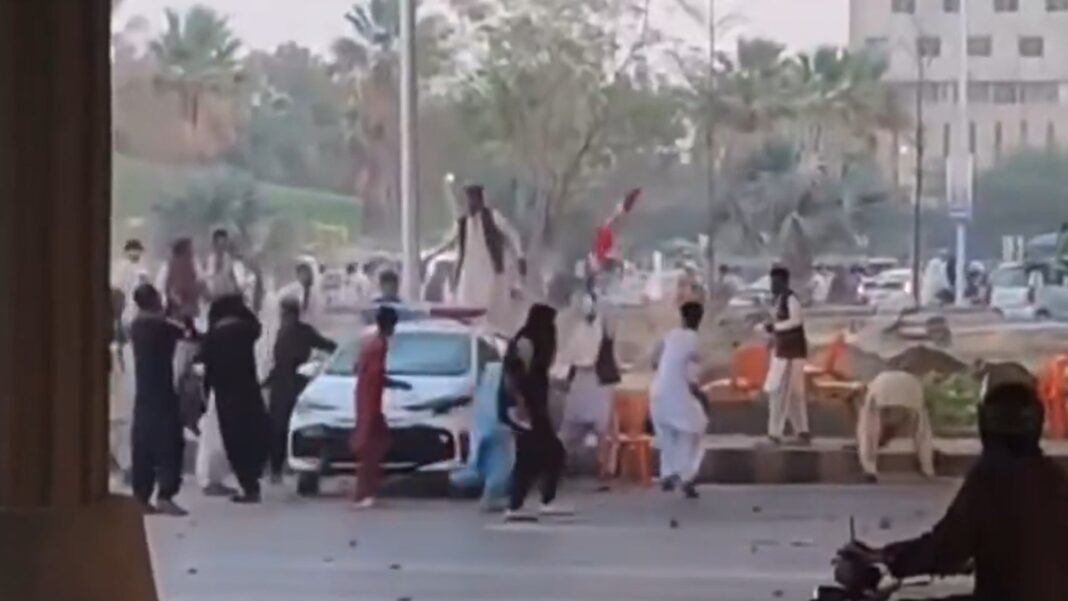 Pakistan: सिंधियों ने की ‘सिंधुदेश’ बनाने की मांग, कराची में हिंसक प्रदर्शन, मोदी से क्या मांगा? | Pakistan: karachi-sindhudesh-protest-turns-violent-45-arrested-news-hindi Pakistan: सिंधियों ने की ‘सिंधुदेश’ बनाने की मांग, कराची में हिंसक प्रदर्शन, मोदी से क्या मांगा? | Pakistan: karachi-sindhudesh-protest-turns-violent-45-arrested-news-hindi