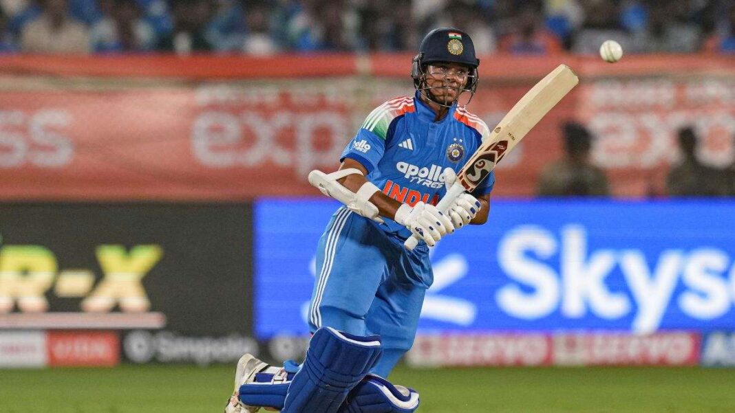 यशस्वी जायसवाल ने ऐतिहासिक शतक से मचाया धमाल, 20 साल बाद किया धोनी जैसा कमाल यशस्वी जायसवाल ने ऐतिहासिक शतक से मचाया धमाल, 20 साल बाद किया धोनी जैसा कमाल