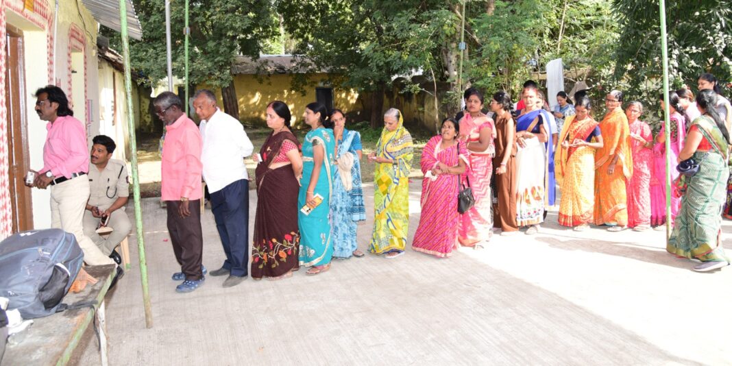 Buldhana: जिल्ह्यात दहा नगरपरिषद निवडणुकीत 69.42 टक्के मतदान; सिंदखेड राजात विक्रमी प्रतिसाद जिल्हाधिकारी डॉ. किरण पाटील यांनी बजावला मतदानाचा हक्क 5