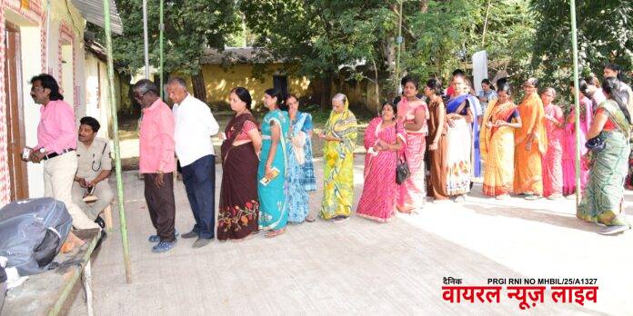 जिल्हाधिकारी डॉ. किरण पाटील यांनी बजावला मतदानाचा हक्क 5 जिल्हाधिकारी डॉ. किरण पाटील यांनी बजावला मतदानाचा हक्क 5