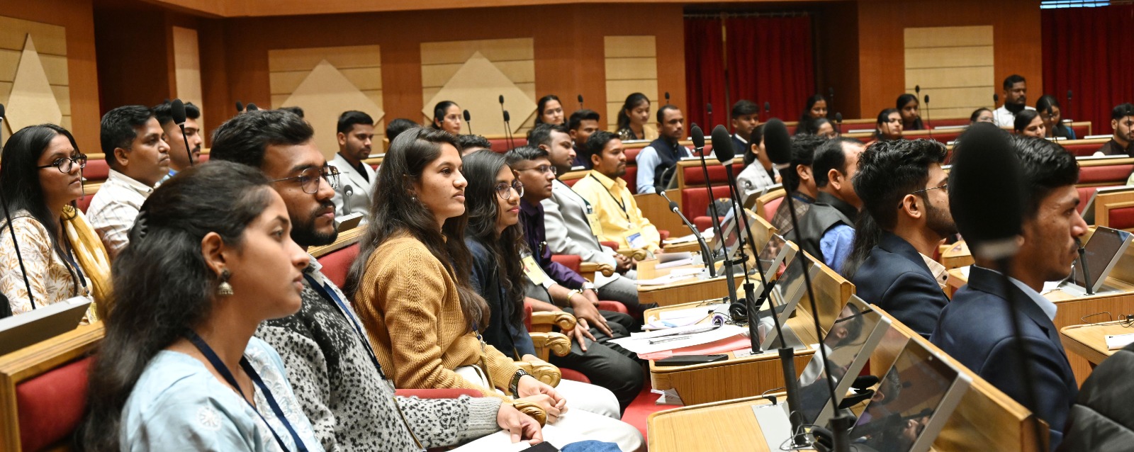 सर्वसामाण्यांना मदतीची भूमिका लोकप्रतिनिधींनी स्वीकारावी 2