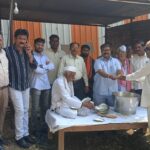 मुक्ताईनगर येथे एकादशीनिमित्त रामरोटी आश्रमात पत्रकारांतर्फे फराळ वाटप