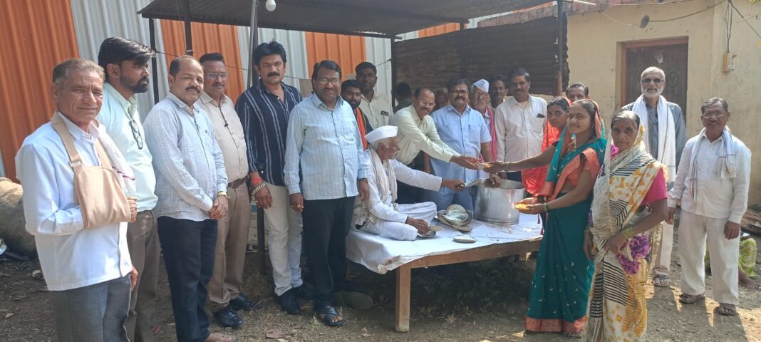 मुक्ताईनगर येथे एकादशीनिमित्त रामरोटी आश्रमात पत्रकारांतर्फे फराळ वाटप मुक्ताईनगर येथे एकादशीनिमित्त रामरोटी आश्रमात पत्रकारांतर्फे फराळ वाटप