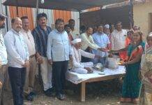 मुक्ताईनगर येथे एकादशीनिमित्त रामरोटी आश्रमात पत्रकारांतर्फे फराळ वाटप