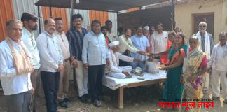 मुक्ताईनगर येथे एकादशीनिमित्त रामरोटी आश्रमात पत्रकारांतर्फे फराळ वाटप