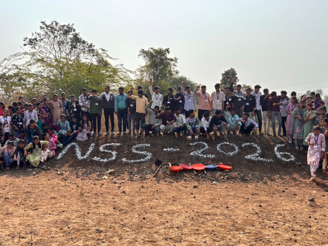 राष्ट्रीय सेवा योजनेच्या स्वयंसेवकांनी श्रमदानातून बांधला बंधारा राष्ट्रीय सेवा योजनेच्या स्वयंसेवकांनी श्रमदानातून बांधला बंधारा