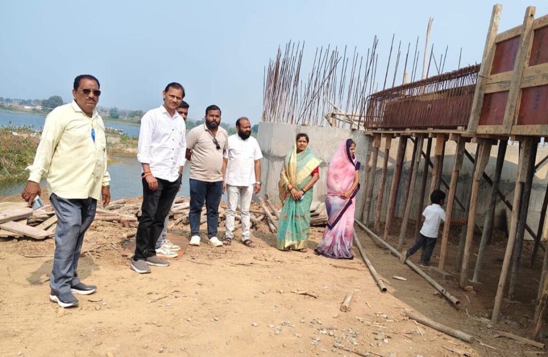 मुक्ताईनगर येथील नवीन पाणीपुरवठा योजनेची उपनगराध्यक्ष व पाणीपुरवठा सभापतींकडून पाहणी मुक्ताईनगर येथील नवीन पाणीपुरवठा योजनेची उपनगराध्यक्ष व पाणीपुरवठा सभापतींकडून पाहणी