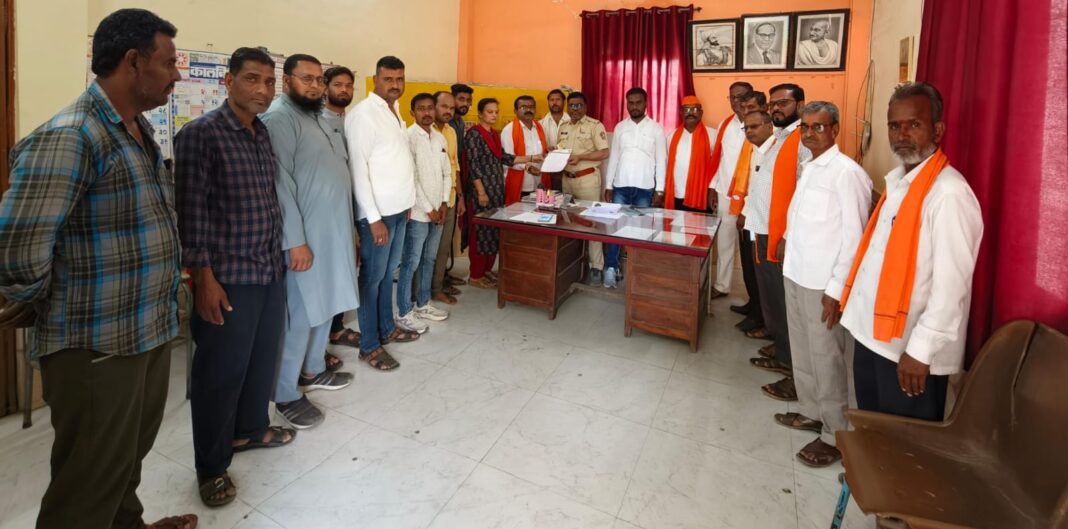 शिवशाही बसमधील अपघातग्रस्त दाम्पत्यांना वाऱ्यावर सोडून कर्तव्यात कसूर करणाऱ्या बसचालक व वाहकास तात्काळ निलंबित करुन गंभीर जखमींना आर्थिक मदत देण्याची शिवसेनेची (उद्धव ठाकरे) मागणी शिवशाही बसमधील अपघातग्रस्त दाम्पत्यांना वाऱ्यावर सोडून कर्तव्यात कसूर करणाऱ्या बसचालक व वाहकास तात्काळ निलंबित करुन गंभीर जखमींना आर्थिक मदत देण्याची शिवसेनेची (उद्धव ठाकरे) मागणी