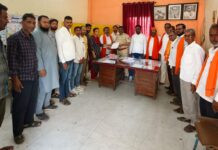 शिवशाही बसमधील अपघातग्रस्त दाम्पत्यांना वाऱ्यावर सोडून कर्तव्यात कसूर करणाऱ्या बसचालक व वाहकास तात्काळ निलंबित करुन गंभीर जखमींना आर्थिक मदत देण्याची शिवसेनेची (उद्धव ठाकरे) मागणी