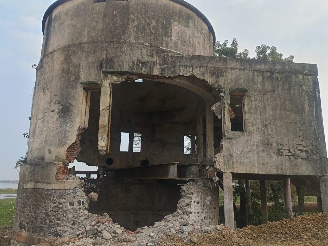 पंपगृह तोडफोड व साहित्य स्थलांतर प्रकरणात प्रशासनाची दिरंगाई; आदेश असूनही एफआयआरला टाळाटाळ का पंपगृह तोडफोड व साहित्य स्थलांतर प्रकरणात प्रशासनाची दिरंगाई; आदेश असूनही एफआयआरला टाळाटाळ का