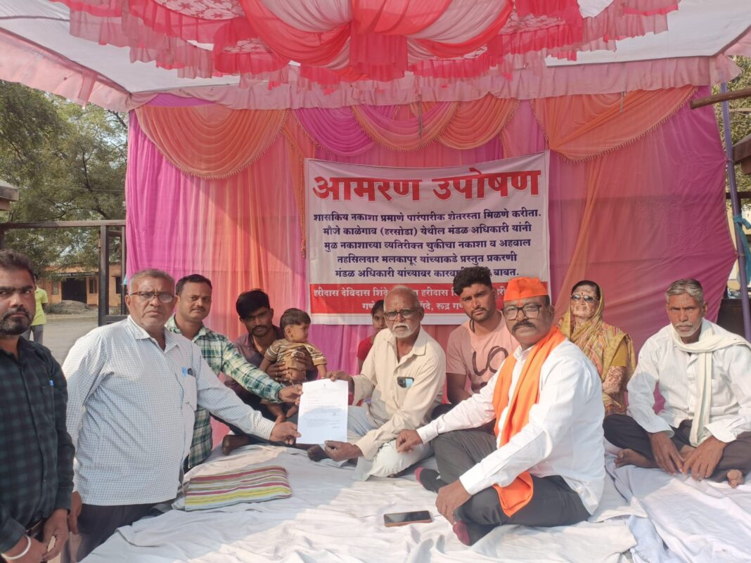 प्रजासत्ताक दिनाच्या पूर्वसंध्येला शिंदे कुटुंबियांचे आमरण यशस्वी उपोषणाची सांगता प्रजासत्ताक दिनाच्या पूर्वसंध्येला शिंदे कुटुंबियांचे आमरण यशस्वी उपोषणाची सांगता