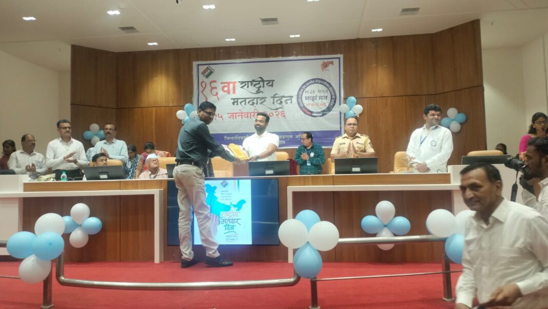 मुक्ताईनगर येथील नायब तहसीलदार प्रदीप झांबरे यांचा जिल्हाधिकारी यांचे हस्ते सत्कार.. मुक्ताईनगर येथील नायब तहसीलदार प्रदीप झांबरे यांचा जिल्हाधिकारी यांचे हस्ते सत्कार..