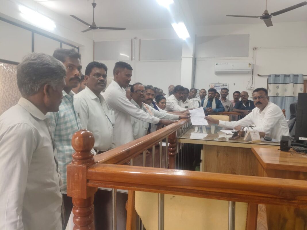 मनुवादी वक्तव्यांचा निषेध; गिरीश महाजन यांची आमदारकी रद्द करण्याची मागणी;वंचित बहुजन आघाडी आक्रमक मनुवादी वक्तव्यांचा निषेध; गिरीश महाजन यांची आमदारकी रद्द करण्याची मागणी;वंचित बहुजन आघाडी आक्रमक