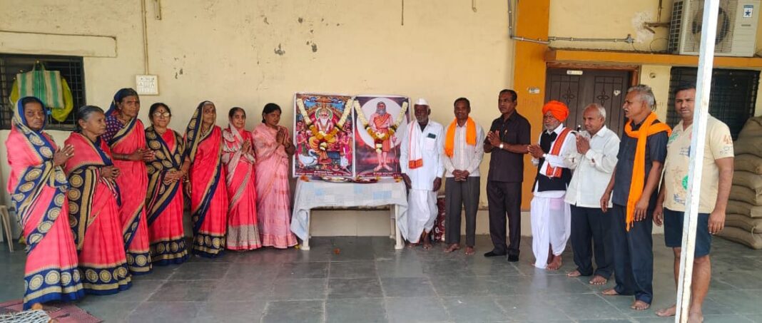 श्री सदगुरू गणपत बाबा पुण्यतिथी व श्री विश्वकर्मा जयंतीनिमित्त गरजूंना वस्त्रदान श्री सदगुरू एकनाथ महाराज भजनी मंडळाचा सामाजिक उपक्रम श्री सदगुरू गणपत बाबा पुण्यतिथी व श्री विश्वकर्मा जयंतीनिमित्त गरजूंना वस्त्रदान श्री सदगुरू एकनाथ महाराज भजनी मंडळाचा सामाजिक उपक्रम