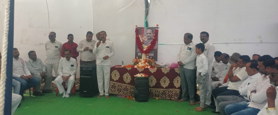 मुक्ताईनगर येथे प्रवर्तन चौकामध्ये सर्वपक्षीय नेत्यांकडून उपमुख्यमंत्री अजितदादांना श्रद्धांजली. मुक्ताईनगर येथे प्रवर्तन चौकामध्ये सर्वपक्षीय नेत्यांकडून उपमुख्यमंत्री अजितदादांना श्रद्धांजली.