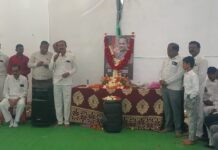 मुक्ताईनगर येथे प्रवर्तन चौकामध्ये सर्वपक्षीय नेत्यांकडून उपमुख्यमंत्री अजितदादांना श्रद्धांजली.