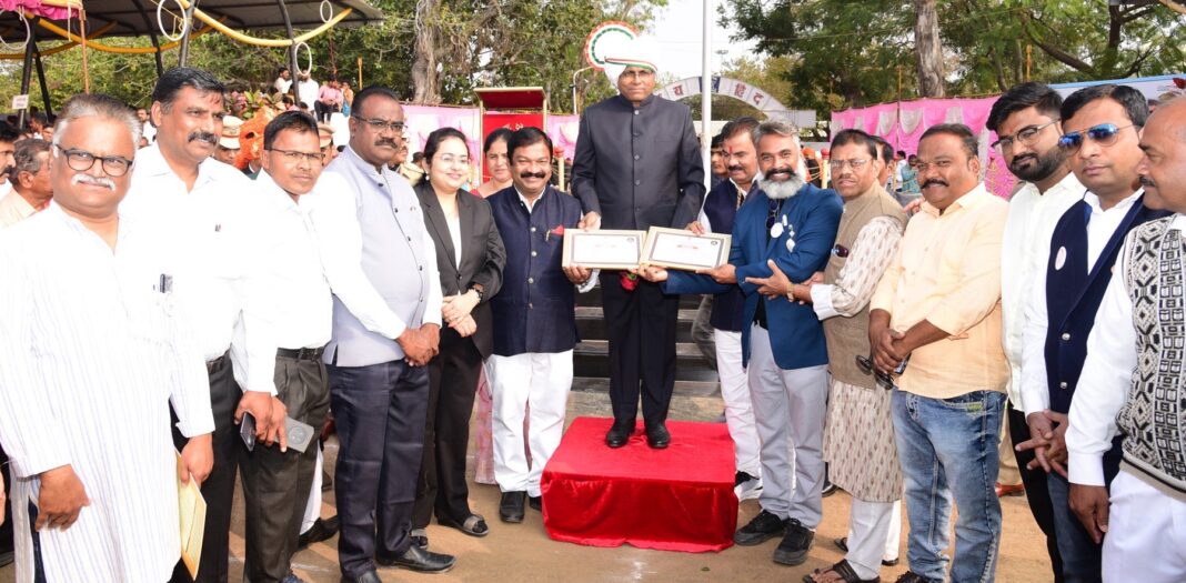 प्रजासत्ताक दिनी बुलढाणा जिल्हा पत्रकार संघ सन्मानित- जिल्हाधिकारी डॅा. किरण पाटील यांच्या हस्ते प्रशस्तीपत्र प्रदान प्रजासत्ताक दिनी बुलढाणा जिल्हा पत्रकार संघ सन्मानित- जिल्हाधिकारी डॅा. किरण पाटील यांच्या हस्ते प्रशस्तीपत्र प्रदान