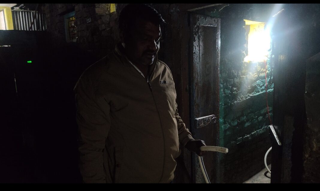 हुसैन बाबा ईदगाह प्लॉट परिसरातील पाणीपुरवठा कोलमडला; दोन झोनमध्ये विभागणीची नागरिकांची जोरदार मागणी हुसैन बाबा ईदगाह प्लॉट परिसरातील पाणीपुरवठा कोलमडला; दोन झोनमध्ये विभागणीची नागरिकांची जोरदार मागणी