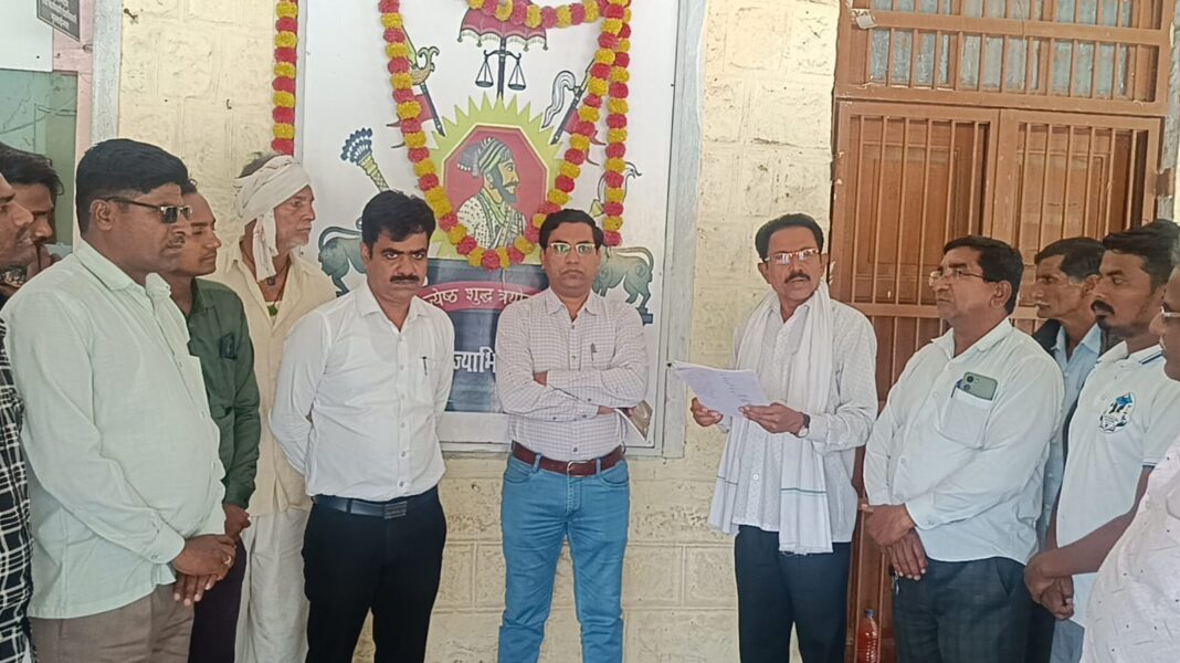 वंचित बहुजन आघाडीचे मुक्ताईनगर तहसीलदारांना निवेदन वंचित बहुजन आघाडीचे मुक्ताईनगर तहसीलदारांना निवेदन