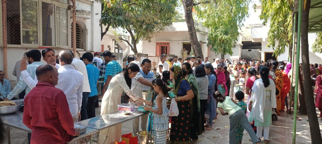 मुक्ताईनगर येथे रामरोटी आश्रमातर्फे गजानन महाराज प्रकट दिनानिमित्त प्रसादाचे वाटप. मुक्ताईनगर येथे रामरोटी आश्रमातर्फे गजानन महाराज प्रकट दिनानिमित्त प्रसादाचे वाटप.