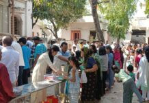 मुक्ताईनगर येथे रामरोटी आश्रमातर्फे गजानन महाराज प्रकट दिनानिमित्त प्रसादाचे वाटप.