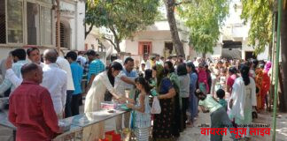 मुक्ताईनगर येथे रामरोटी आश्रमातर्फे गजानन महाराज प्रकट दिनानिमित्त प्रसादाचे वाटप.