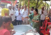 मुक्ताईनगर येथील रामरोटी आश्रमात महाशिवरात्रीनिमित्त 250 लीटर दुध वाटप