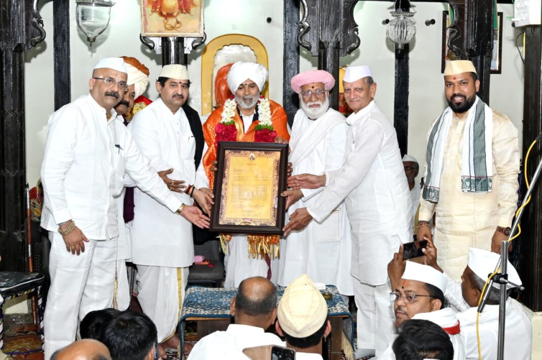 संत मुक्ताई पालखी सोहळा प्रमुख ह.भ.प. रविंद्र हरणे महाराजांना जीवनगौरव पुरस्काराने सन्मानित संत मुक्ताई पालखी सोहळा प्रमुख ह.भ.प. रविंद्र हरणे महाराजांना जीवनगौरव पुरस्काराने सन्मानित